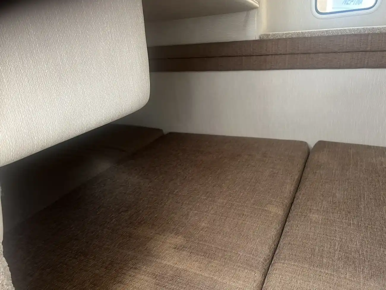 Sea Ray 270 Sundancer - Image 14