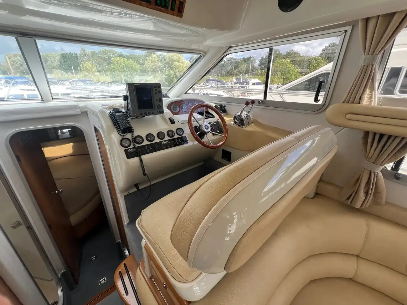 Sealine 330 Statesman - Image 8